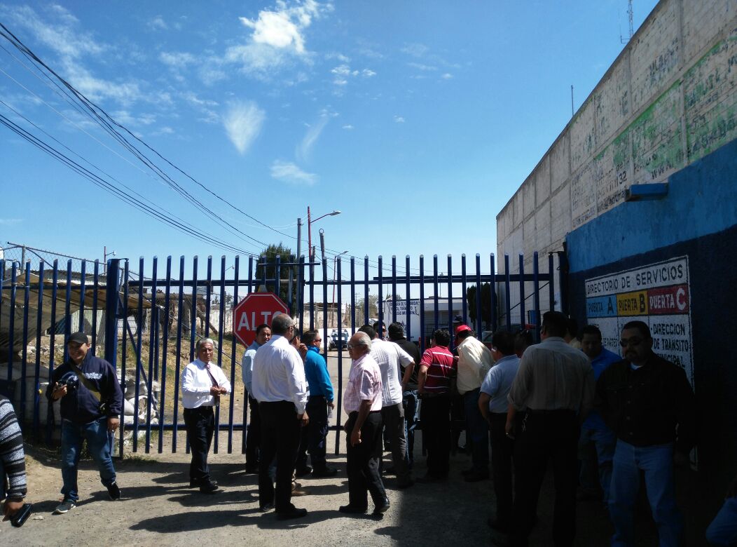  Taxistas se manifiestan y demandan mayor seguridad en Texmelucan