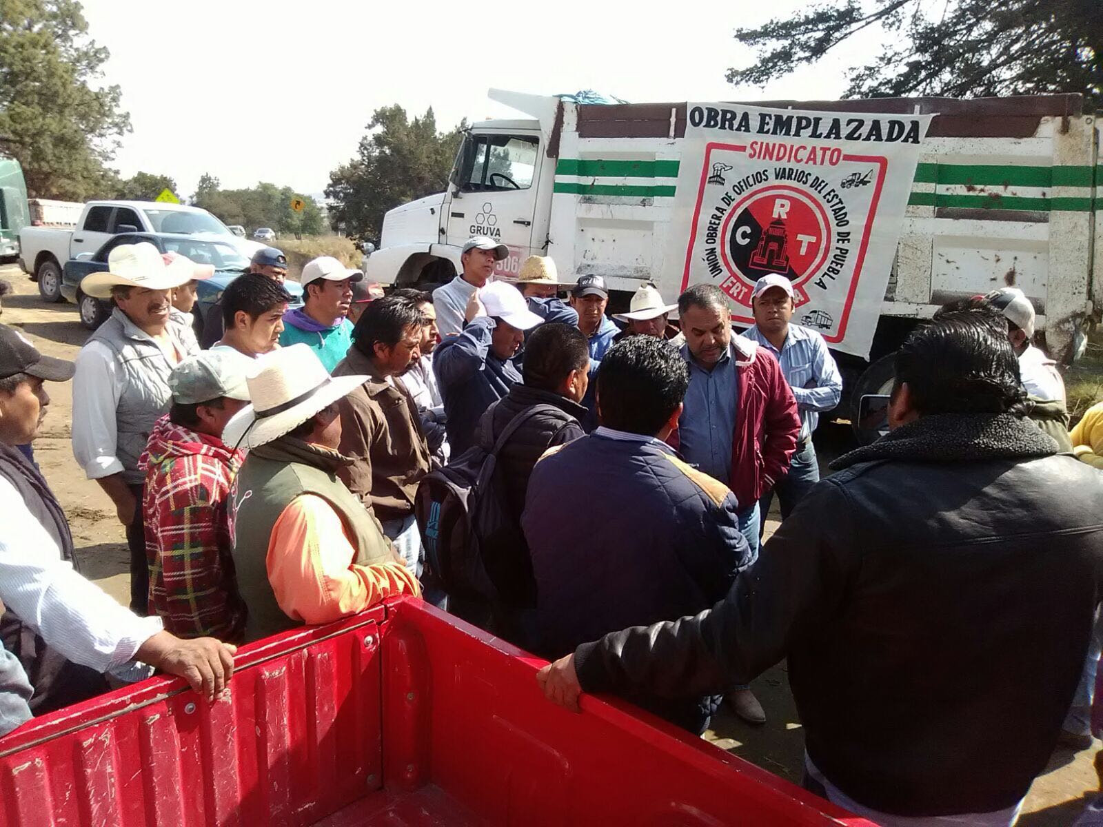 Transportistas protestan contra CTM en carretera El Seco-Perote