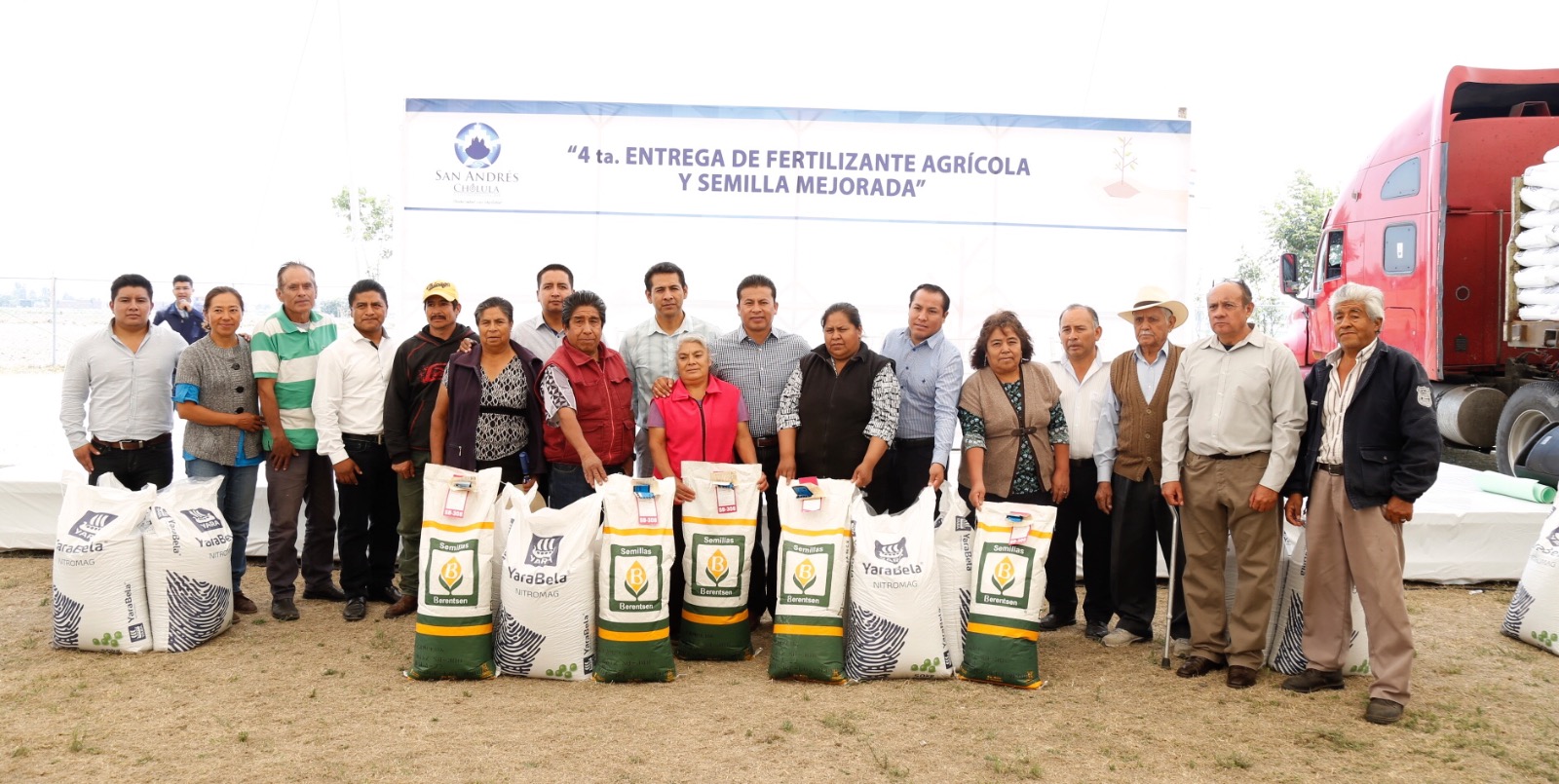 Entregan fertilizante y semilla a campesinos de San Andrés Cholula