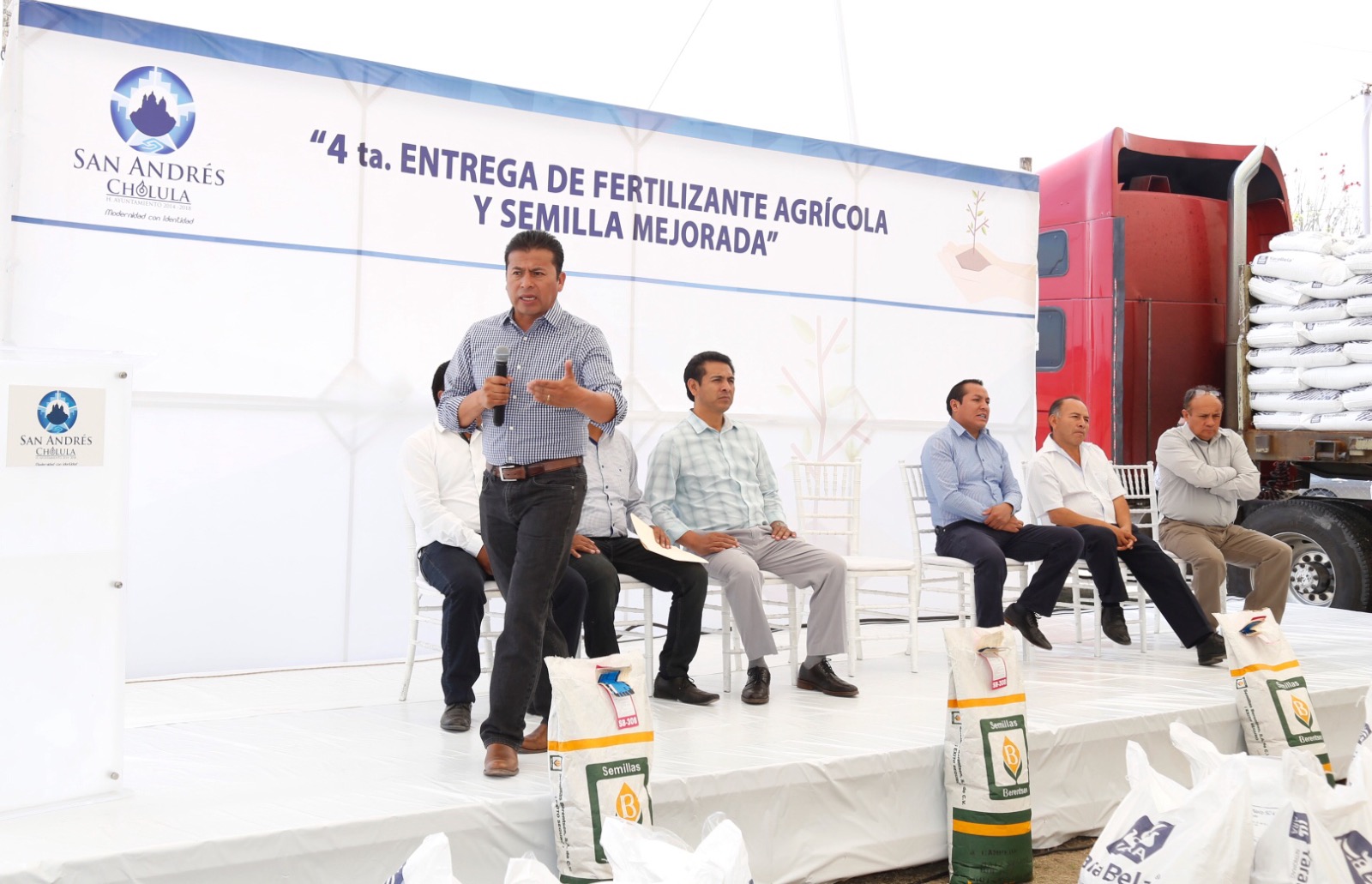Entregan fertilizante y semilla a campesinos de San Andrés Cholula