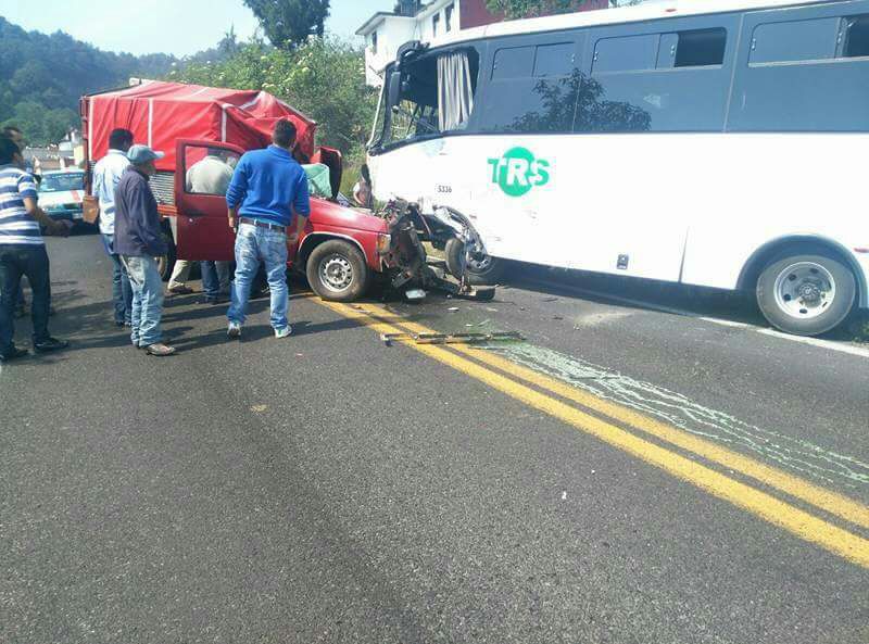 Pierde la vida al chocar su camioneta contra autobús en Teziutlán