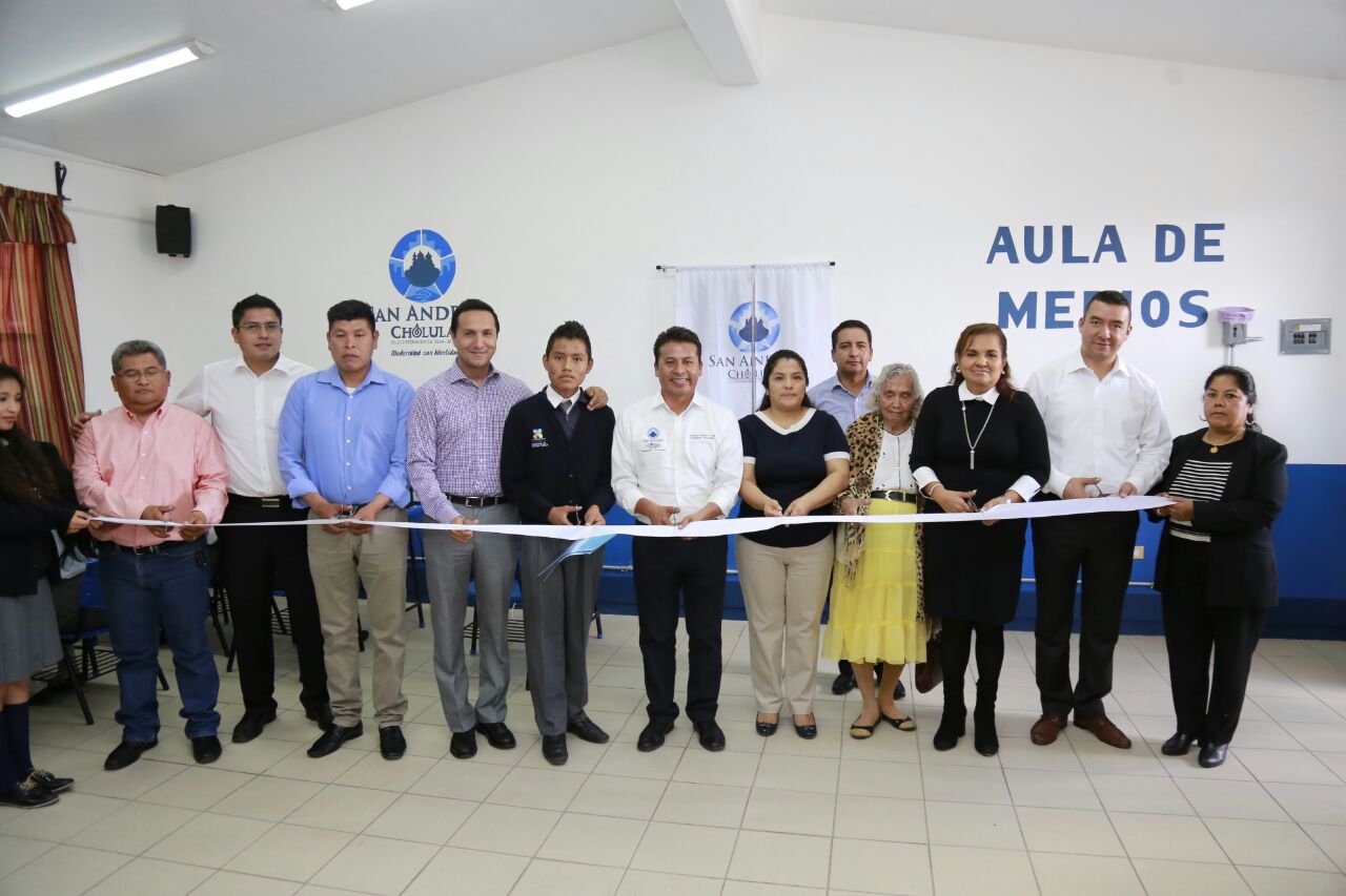 Inauguran aulas de medios para más de mil alumnos de San Andrés