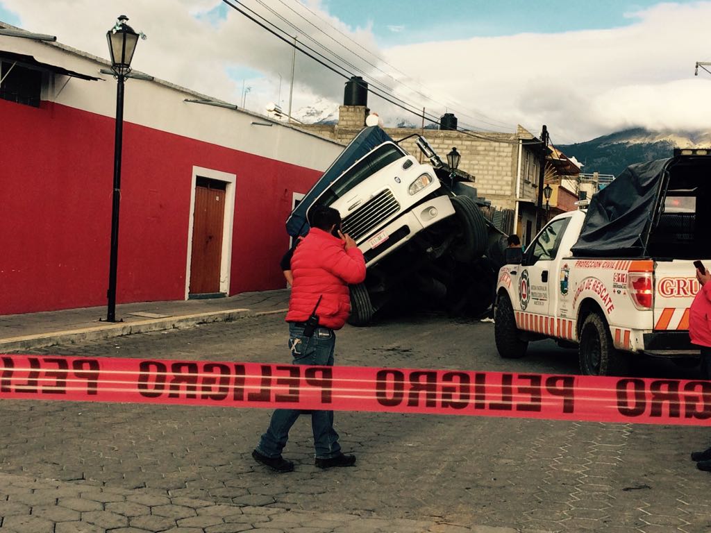 Calle se hunde y se lleva camión y camioneta en Serdán