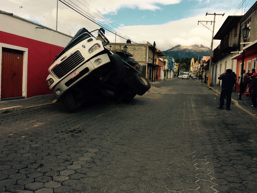 Calle se hunde y se lleva camión y camioneta en Serdán