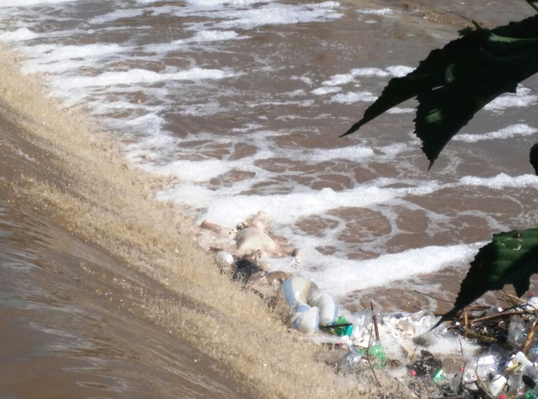 Hallan cadáver flotando en el río Atoyac