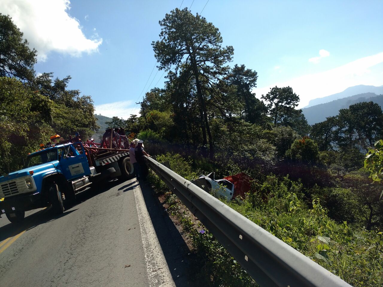 Volcadura de camioneta deja 2 heridos en la México-Tuxpan