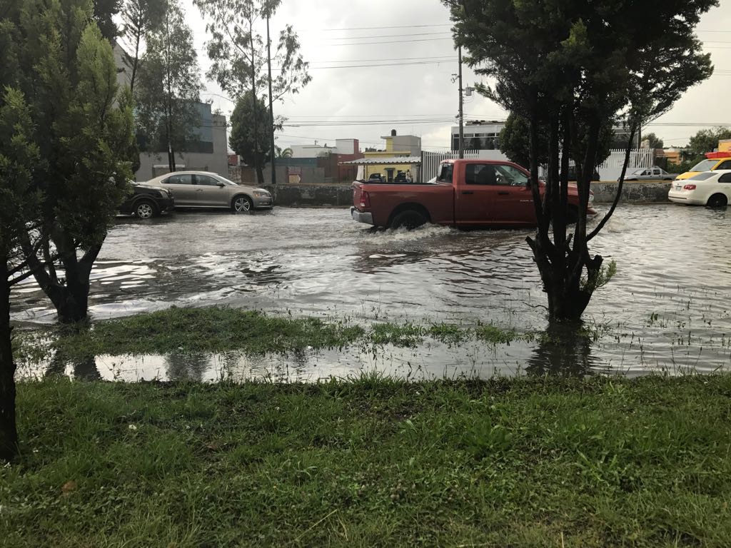 Torrencial aguacero inunda la Recta a Cholula y desquicia el tráfico en la vía