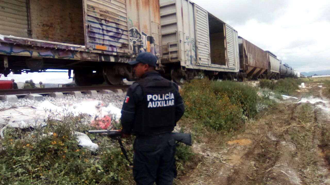 Saquean tren en Tepeaca frente a policías municipales