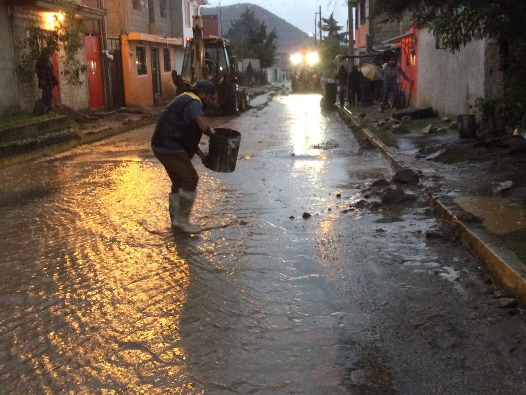 Desbordamiento deja sin pertenencias a 10 familias en Serdán