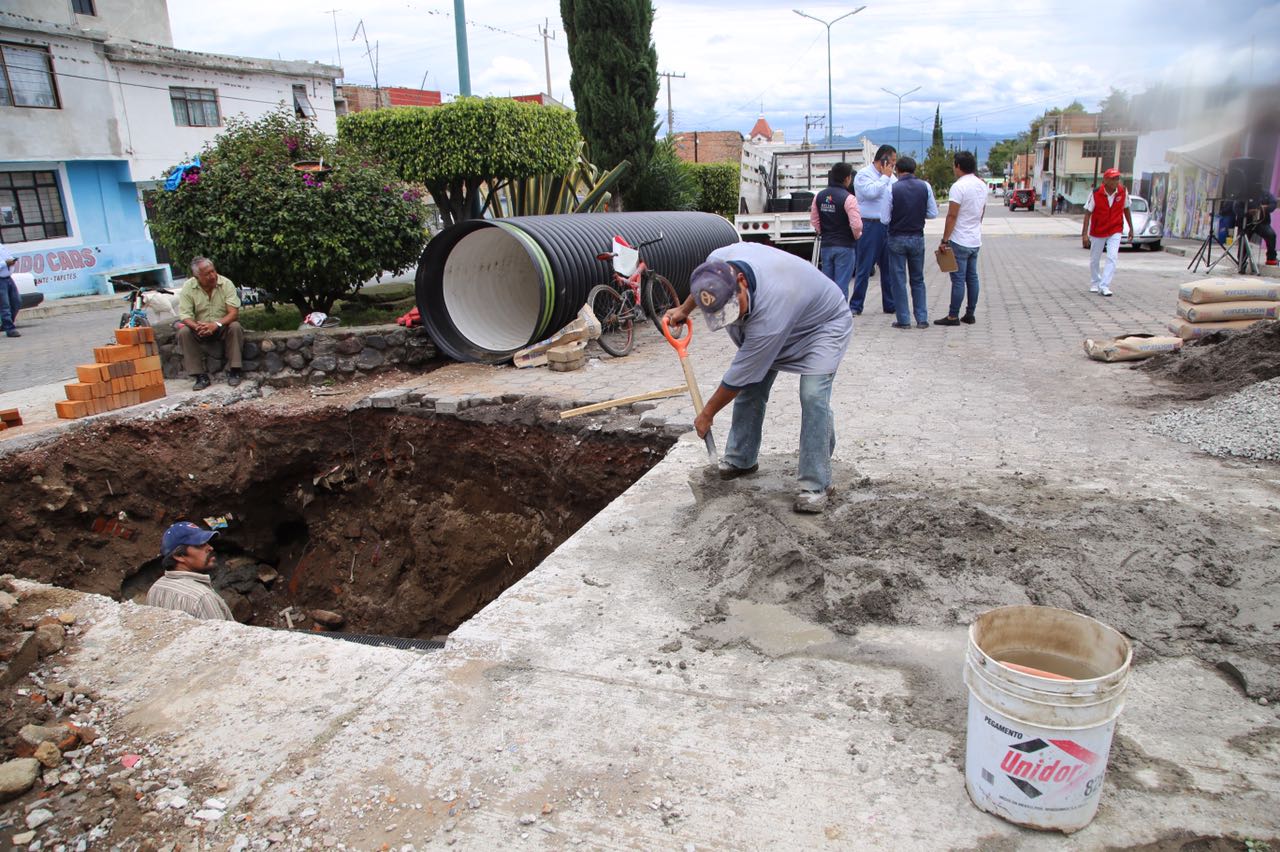 Autoridades entregan material para rehacer drenaje en Metepec