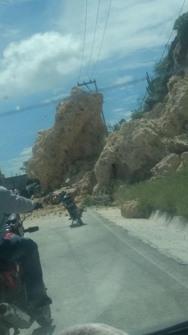 Temblor desgaja cerro y obstruye carretera en Altepexi