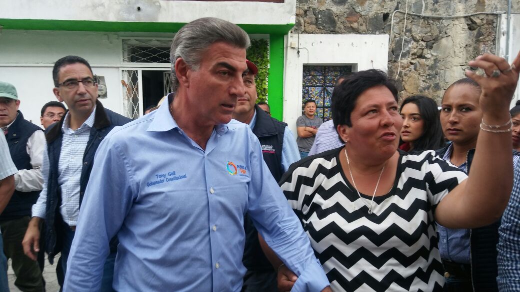  Llueven reproches a Gali en visita a damnificados de Metepec