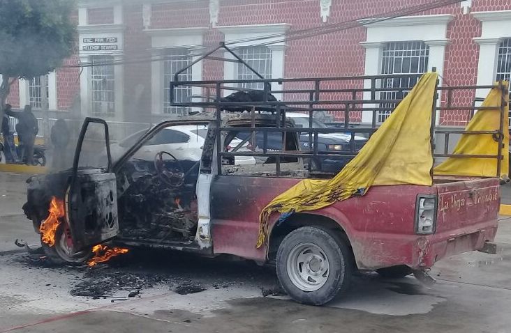 Linchan a sujeto y queman camioneta en Los Reyes de Juárez