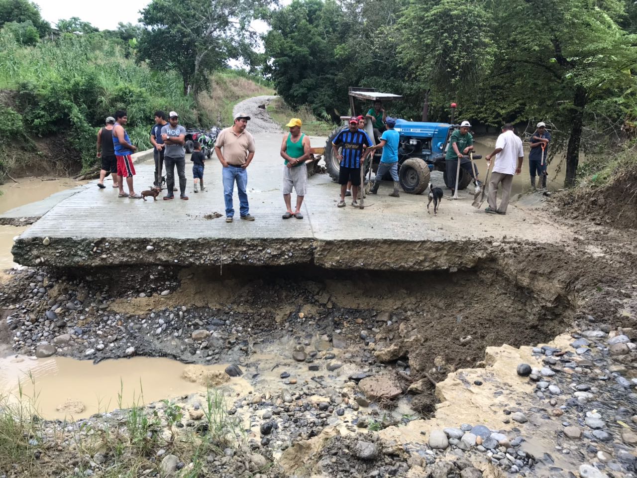Caminos destrozados por las lluvias en Francisco Z. Mena