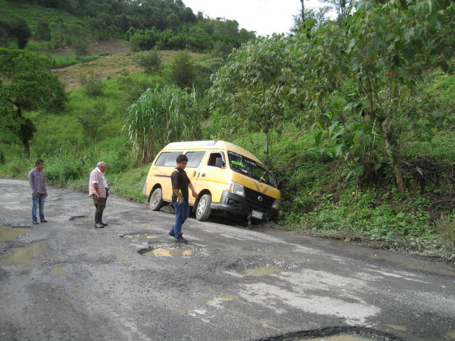 Vuelca transporte público por camino dañado en Sierra Norte