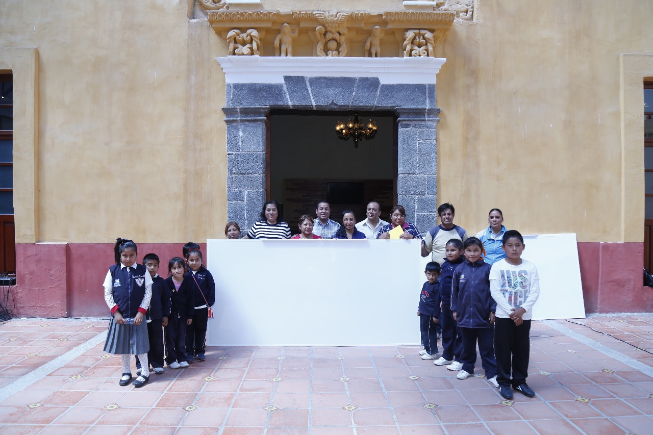Ayuntamiento entrega mobiliario a escuelas de San Andrés