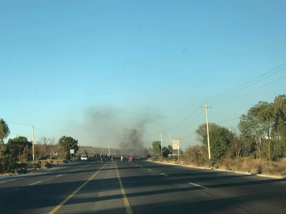 Cierran federal a Tehuacán para exigir castigo para dueño de pipa