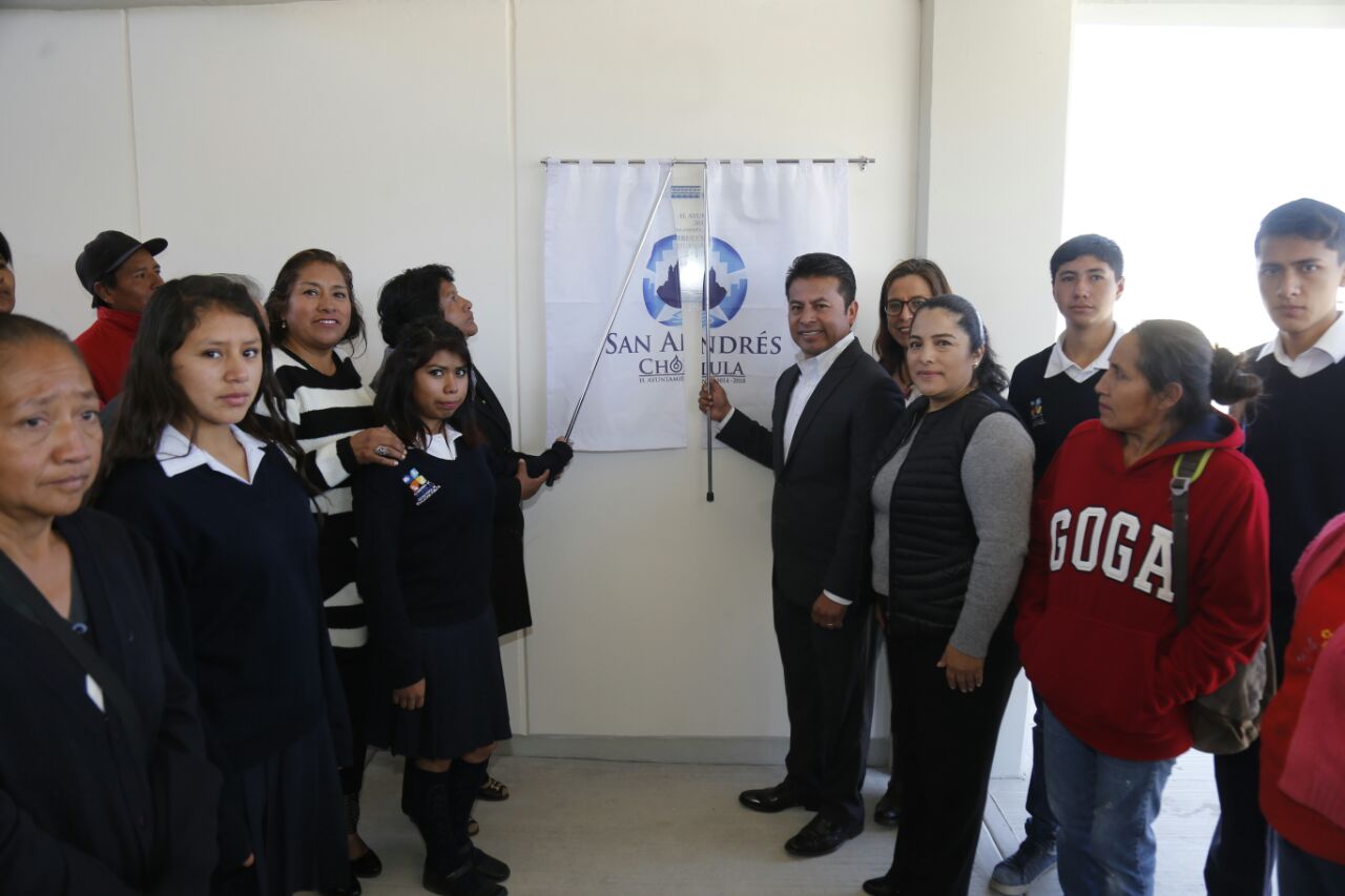 Paisano entrega equipo y muebles en bachillerato de San Andrés