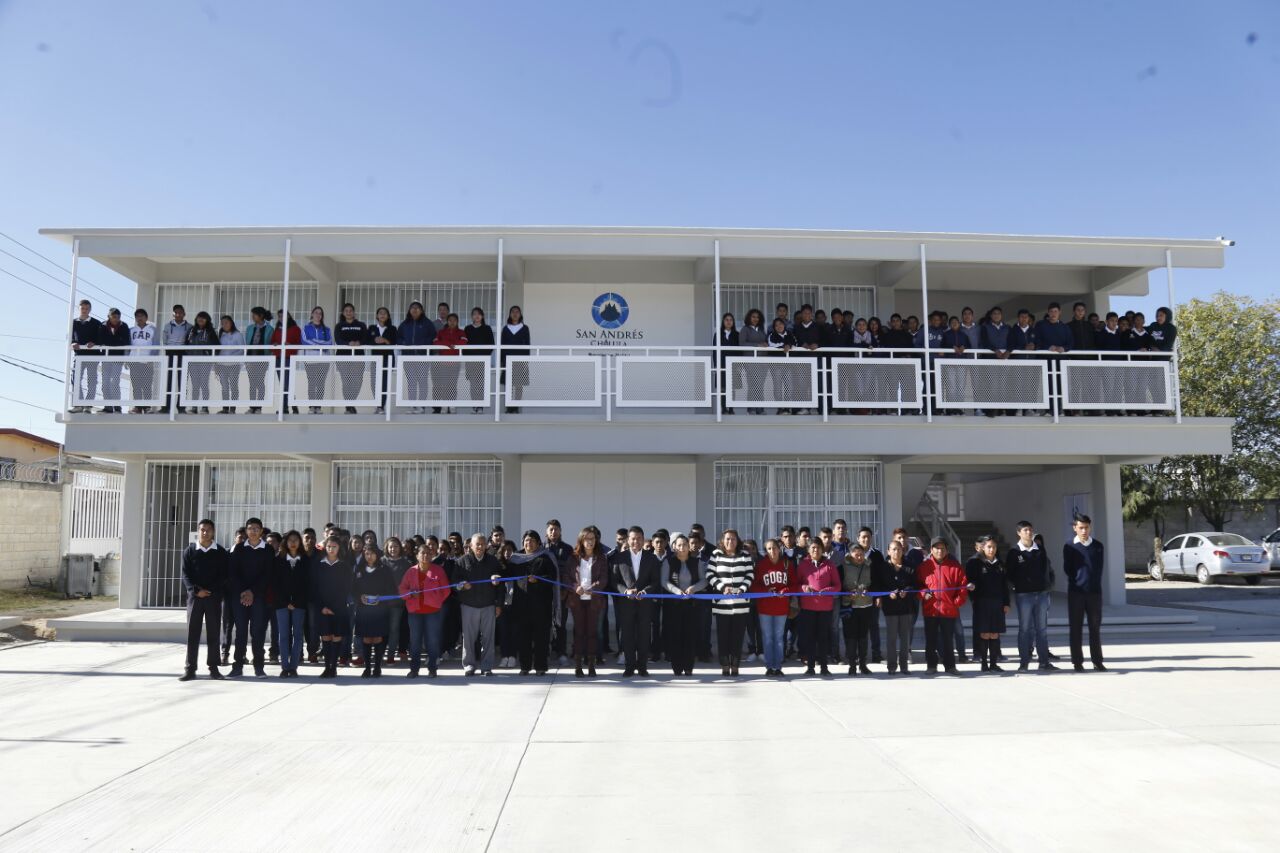 Paisano entrega equipo y muebles en bachillerato de San Andrés