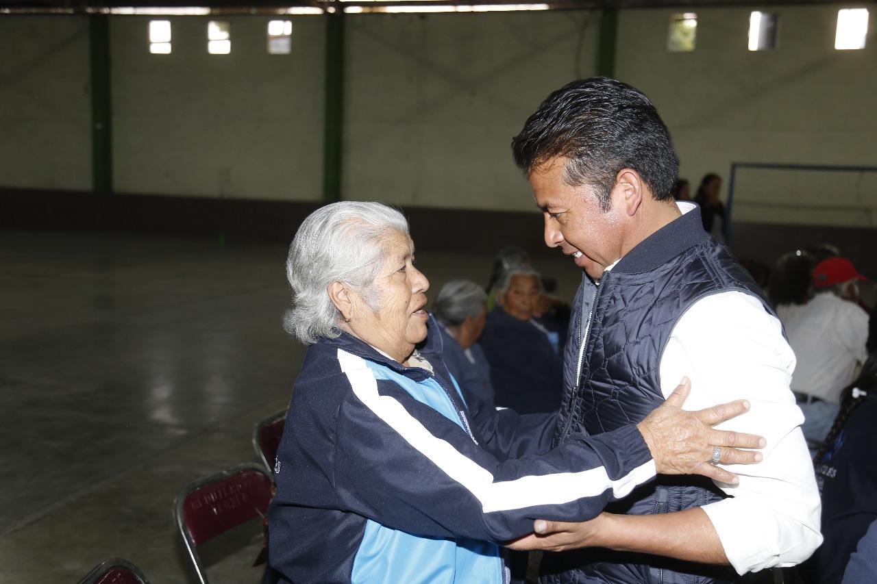 Entregan despensas a adultos mayores en San Andrés Cholula
