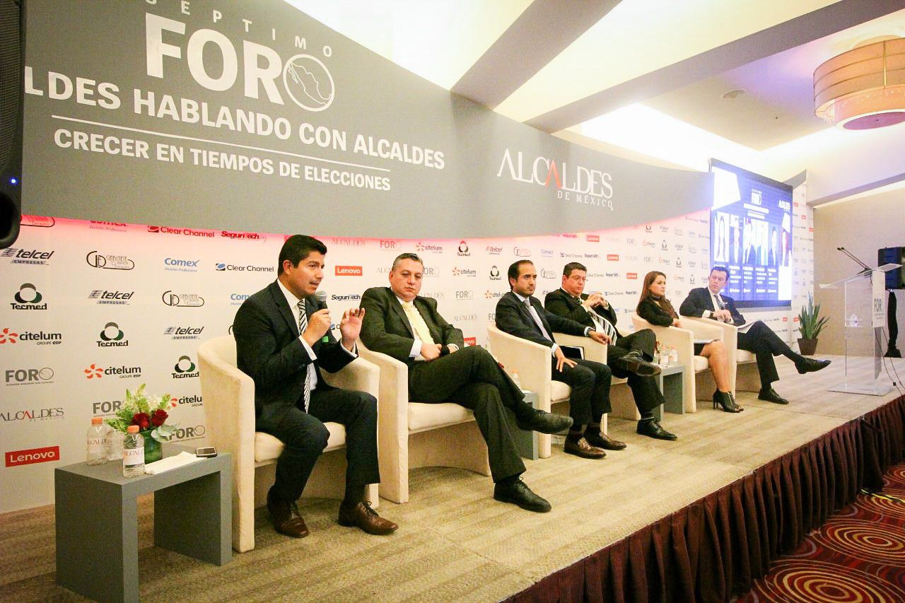 Participa Eduardo Rivera en foro Alcaldes hablando con Alcaldes