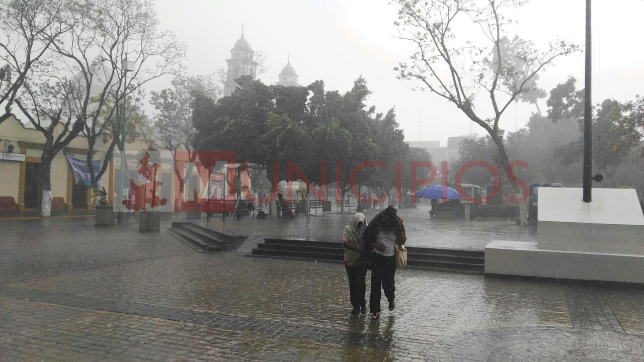 VIDEO: Granizo de hasta 3 centímetros cae sobre Tehuacán