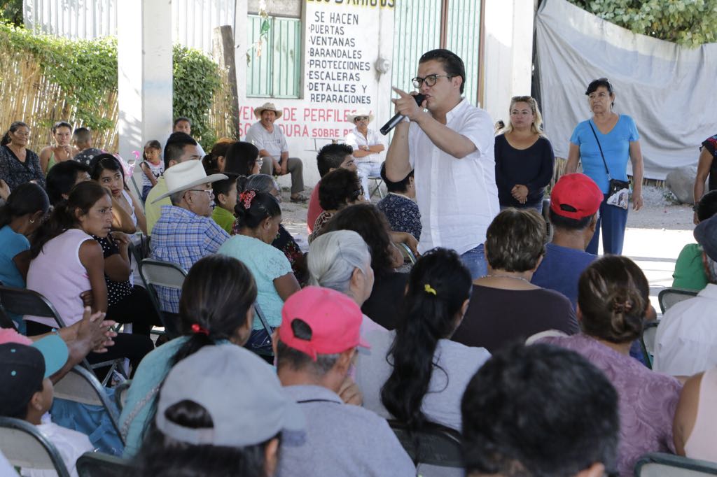 Islas promete revisar la reconstrucción en la Mixteca