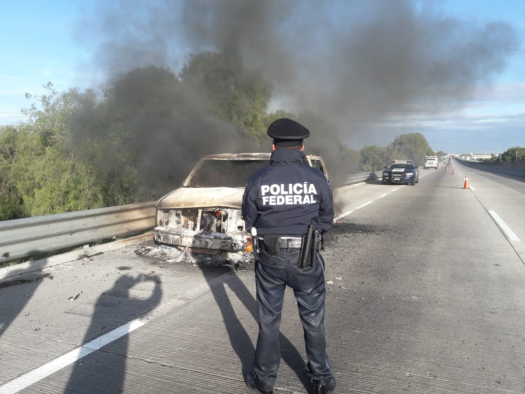 Se incendia camioneta en la autopista Puebla - Orizaba