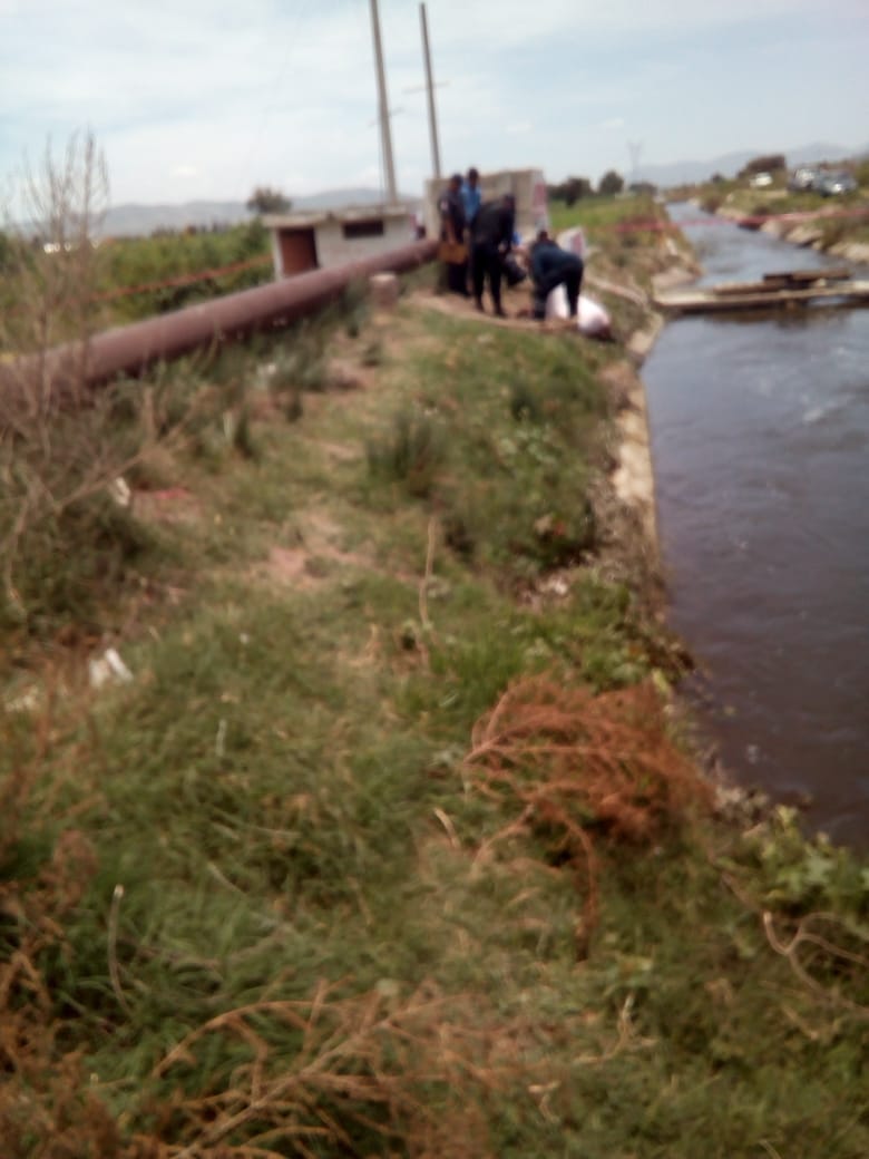 Cadáver de hombre es sacado de canal en Tecamachalco