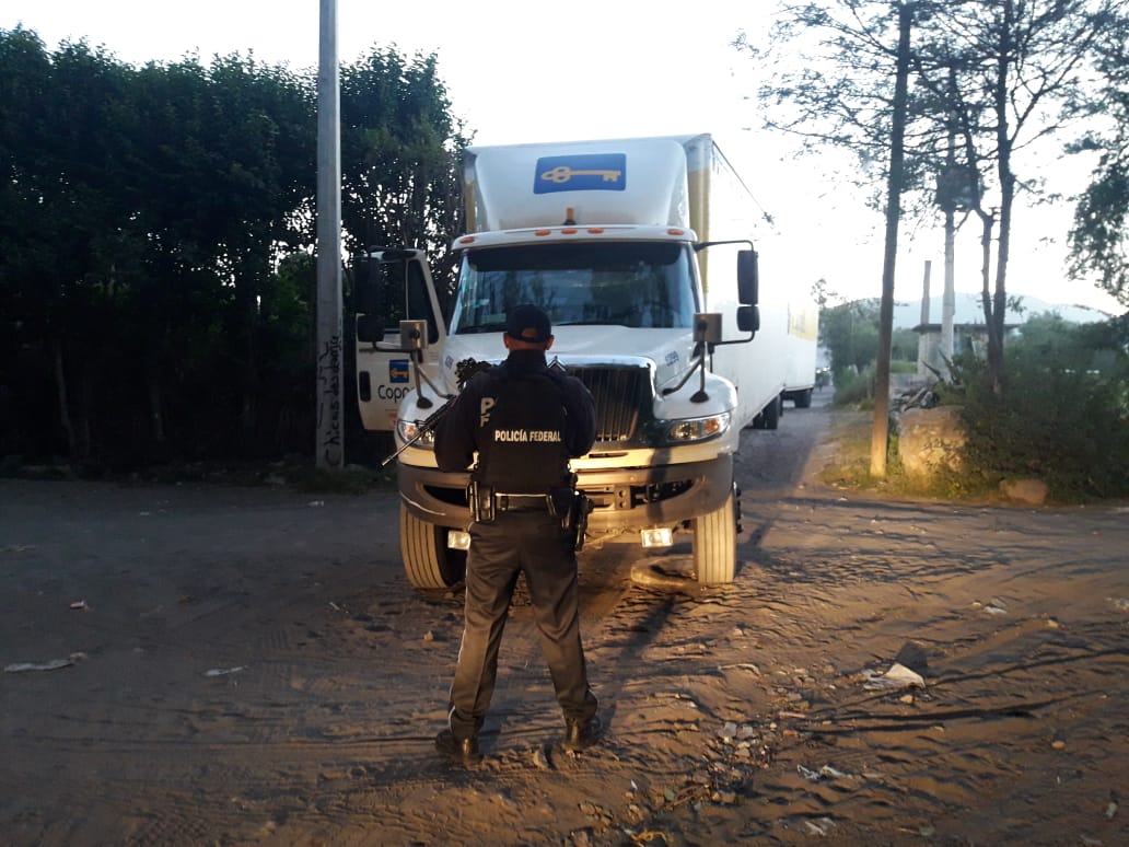 Comando armado abandona tráiler robado de Coppel en la Puebla-Orizaba