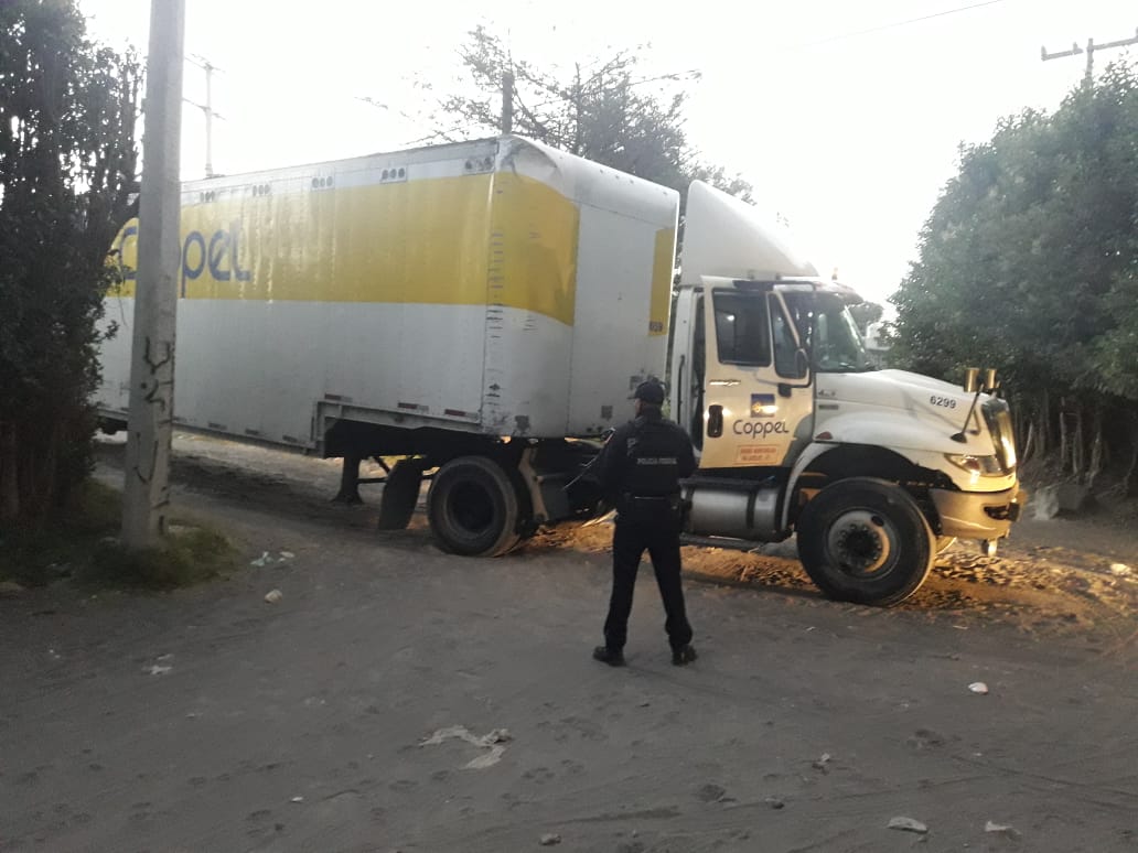 Comando armado abandona tráiler robado de Coppel en la Puebla-Orizaba