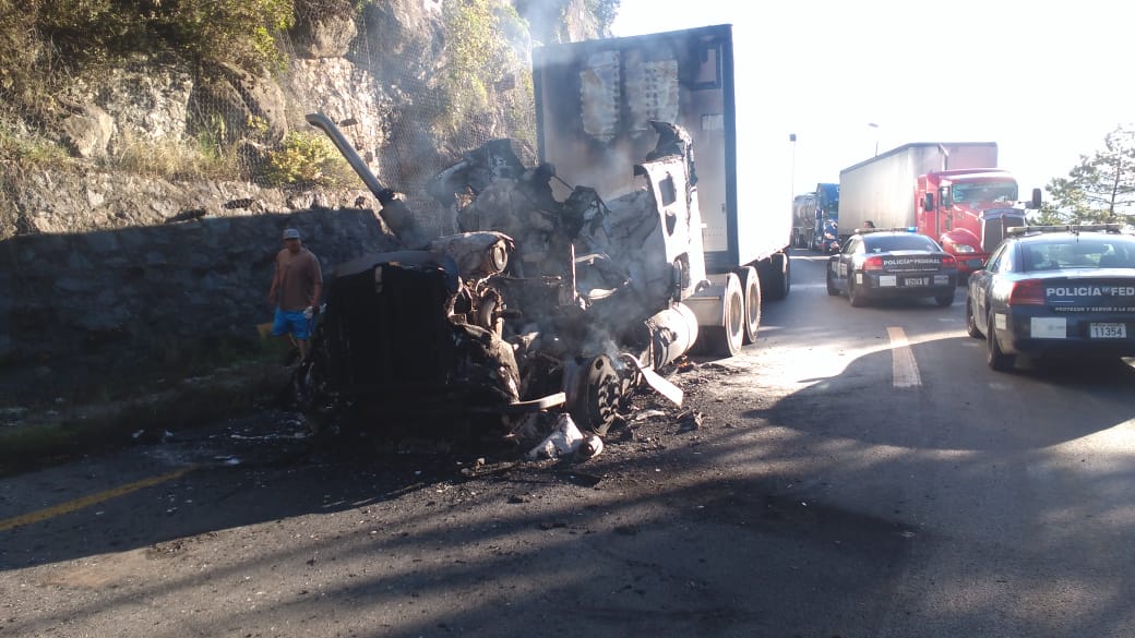 Camión se prende y aprovechan para robar su carga en Esperanza