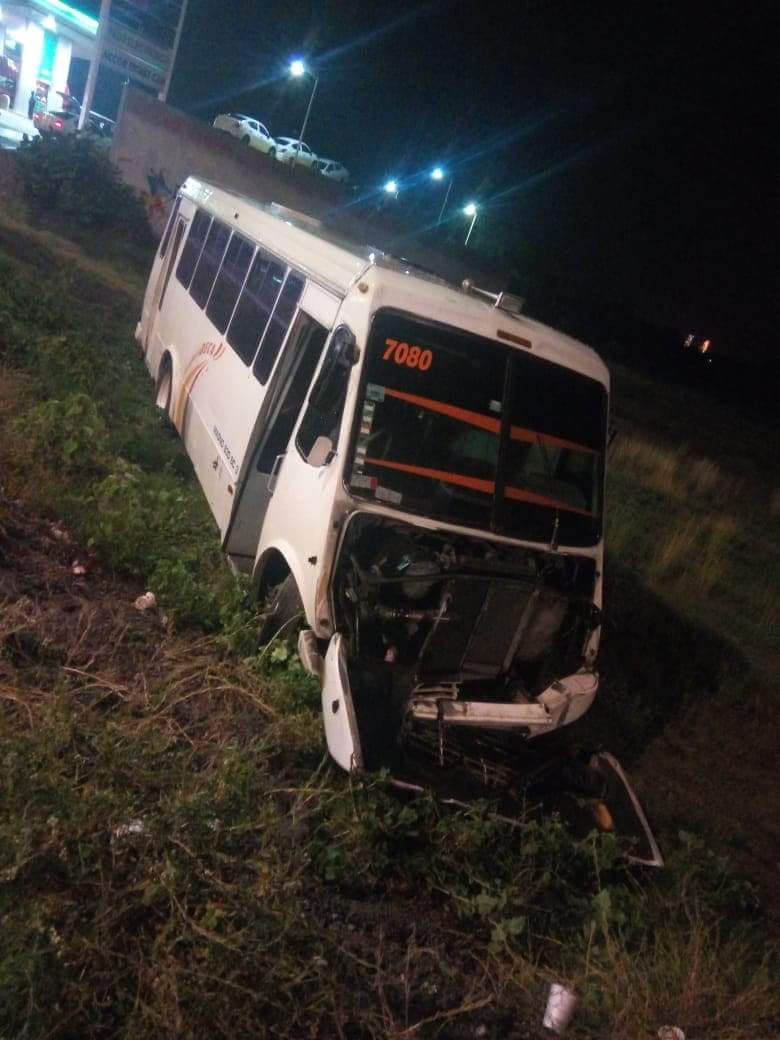 Microbús se queda sin frenos y deja 6 heridos en Tecamachalco