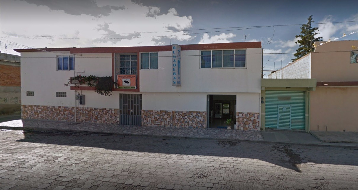 Hallan a hombre muerto en baños públicos de Tepeaca