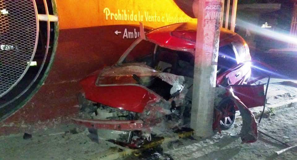 Destrozan auto en Huixcolotla por viajar alcoholizados