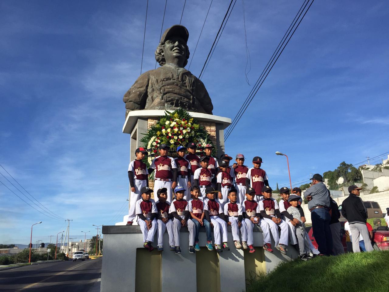 Realizan homenaje a ex pelotero de Grandes Ligas en Tecamachalco