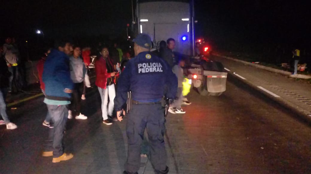 Choque entre camioneta y tráiler deja 2 heridos en Tepeaca