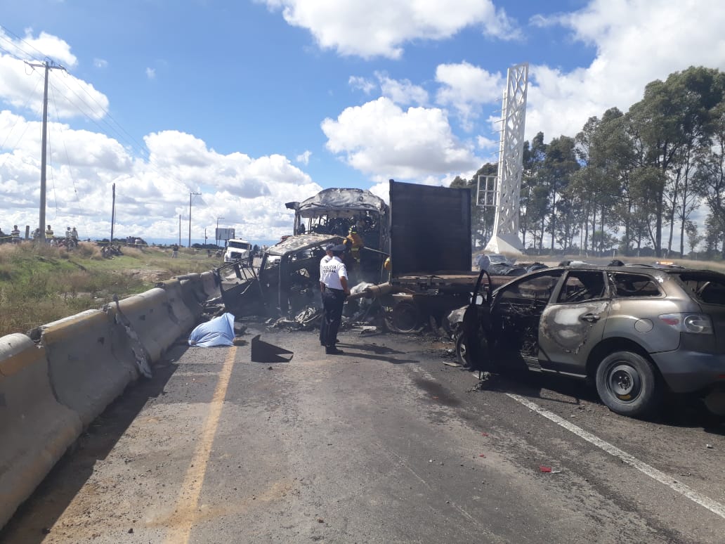 Un calcinado y 6 heridos por choque en la Puebla-Orizaba