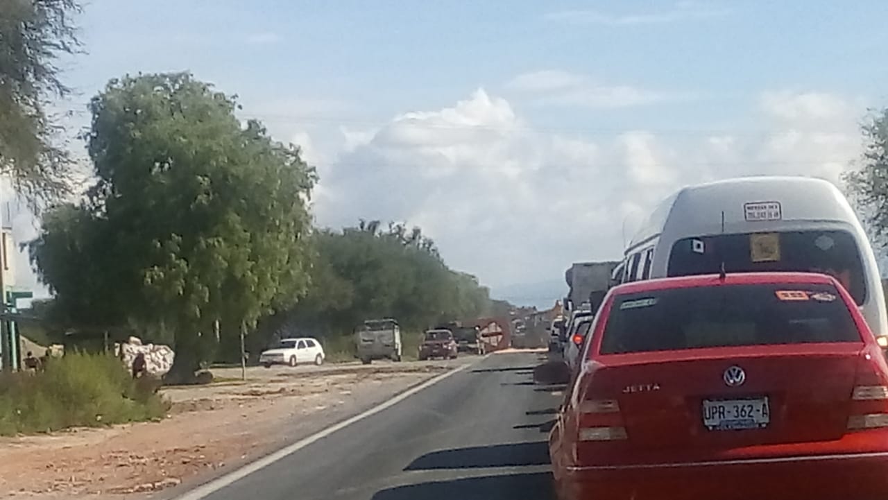Vuelca camión cargado con maíz en la Puebla-Tehuacán