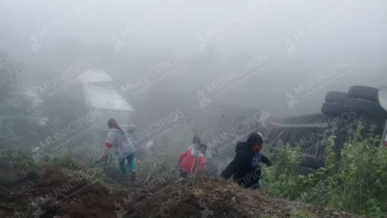 Niebla ocasiona volcadura de 2 camiones en Esperanza