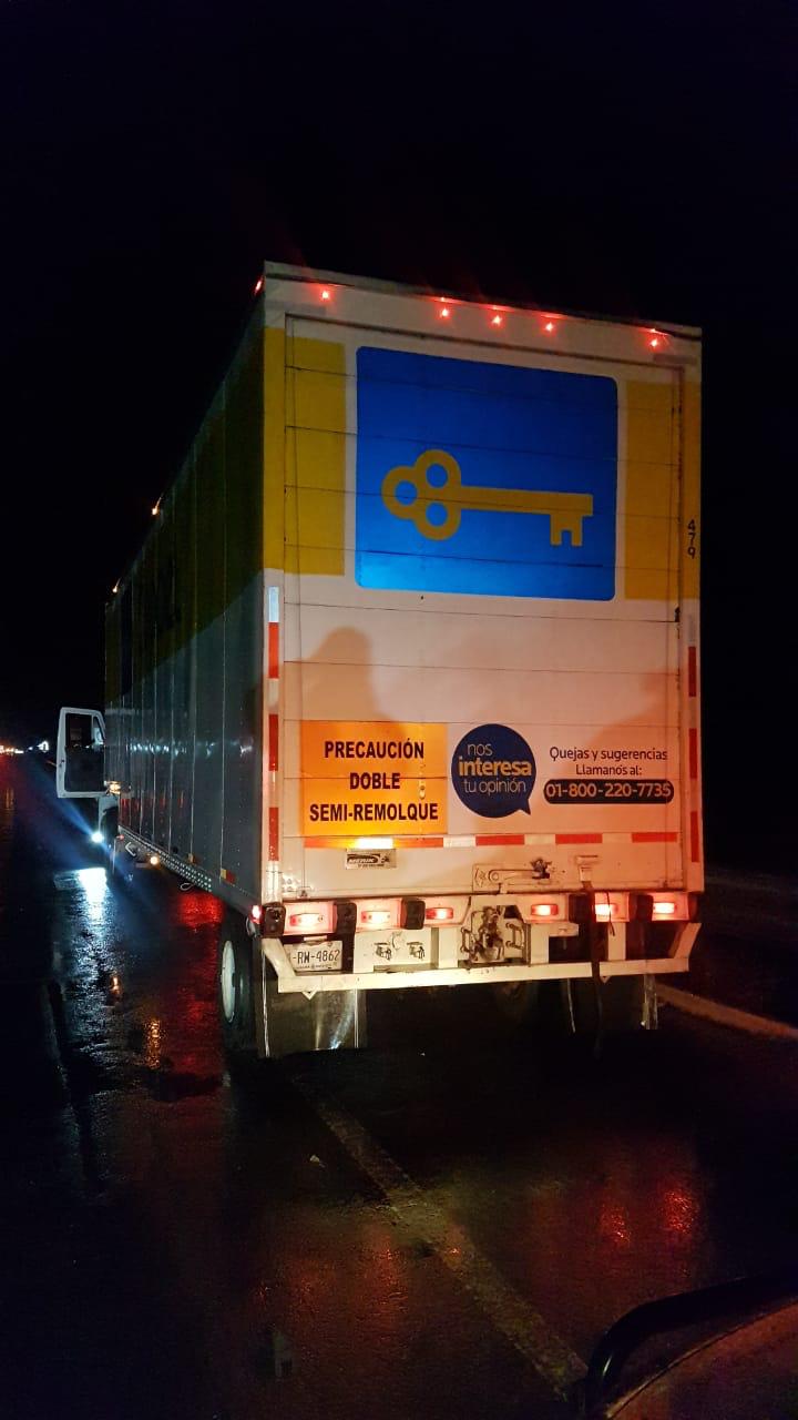Roban y abandonan 2 camiones de Coppel en Esperanza