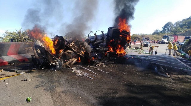 Choque de tráiler provoca rapiña y cierre de la Puebla-Orizaba