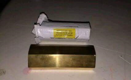Con falsas barras de oro estafan a ama de casa en Cuapiaxtla