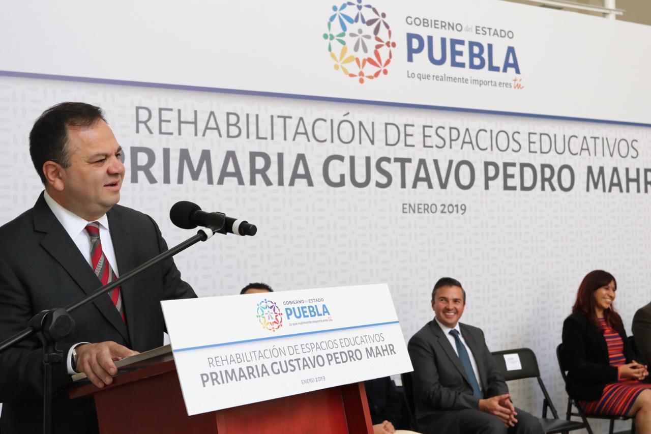 Almeida inaugura rehabilitación de primaria en Puebla