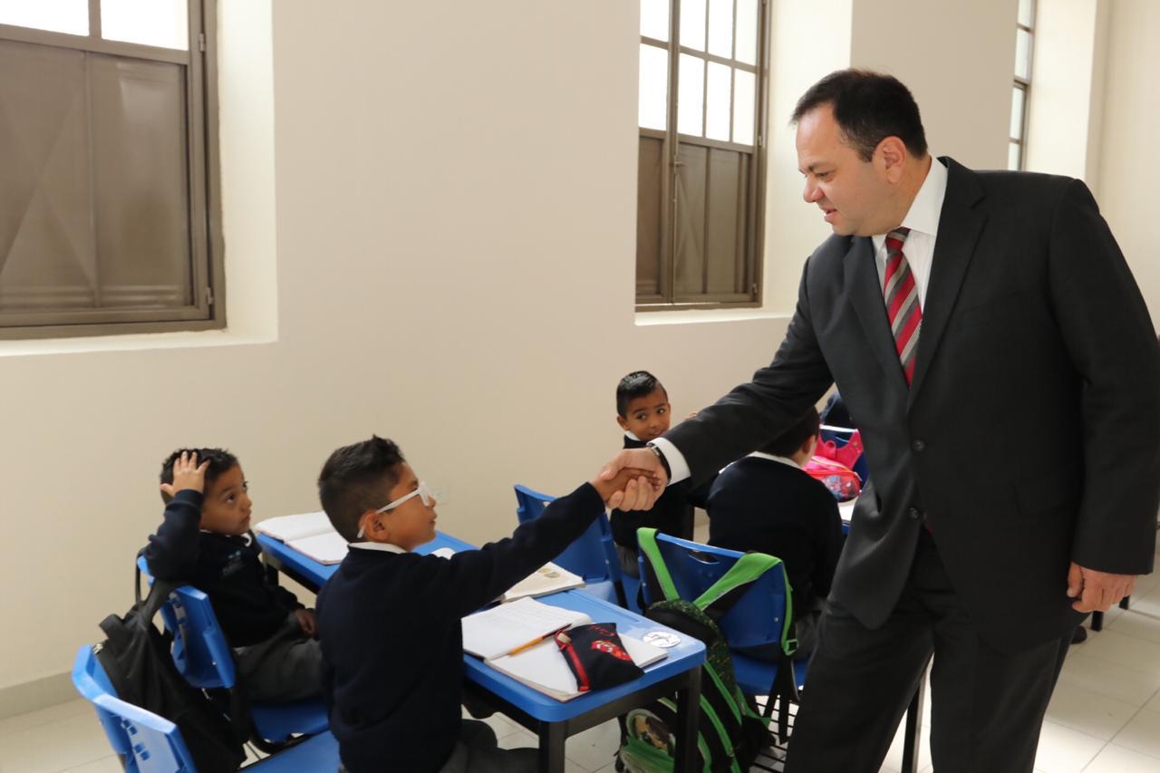 Almeida inaugura rehabilitación de primaria en Puebla