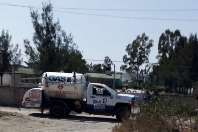 Tras persecución, Policía recupera pipa robada en Tecamachalco