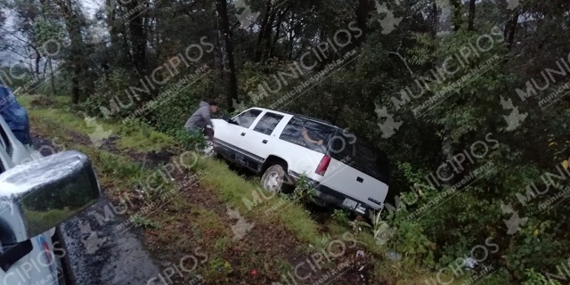 Diésel regado ocasiona choque de patrulla y taxi en Zacapoaxtla