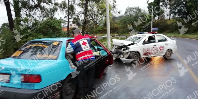 Diésel regado ocasiona choque de patrulla y taxi en Zacapoaxtla