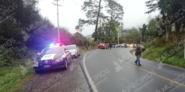 Diésel regado ocasiona choque de patrulla y taxi en Zacapoaxtla