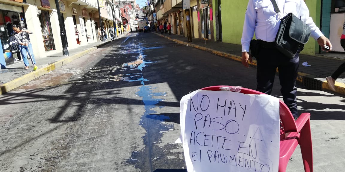 Cierran calle en Huauchinango por falla de autobús